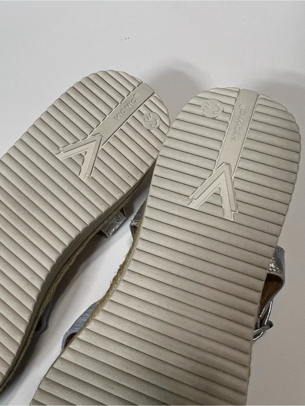 WHOOPS! NWOB $135 Vionic MAR Sandals Size 8 – Damaged